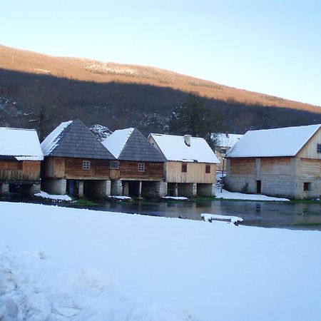 Hotel Mirni Kutak Otocac Exterior photo