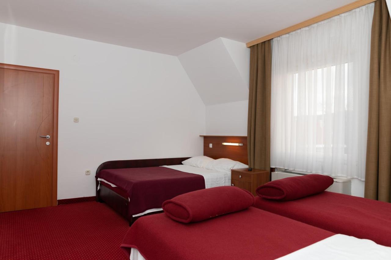 Hotel Mirni Kutak Otocac Exterior photo
