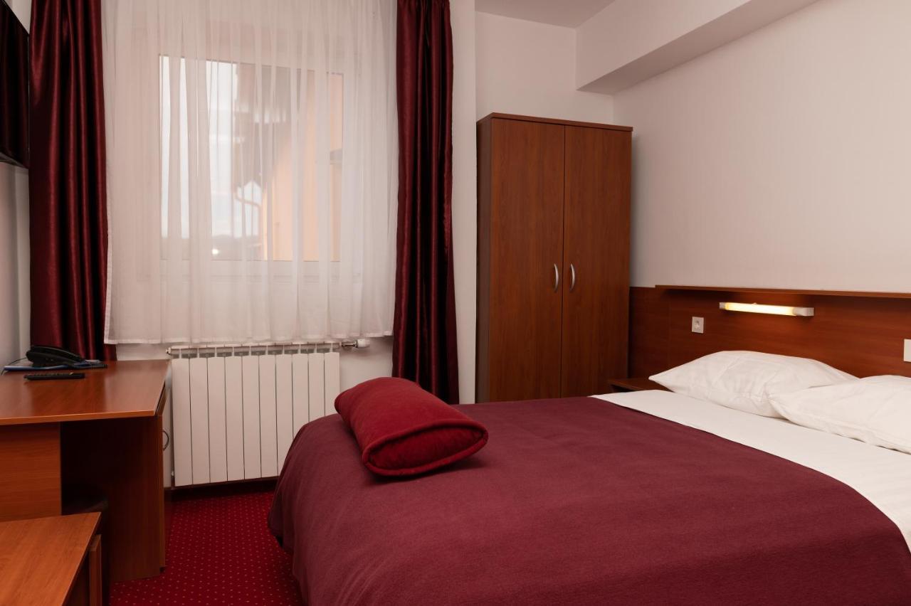Hotel Mirni Kutak Otocac Exterior photo