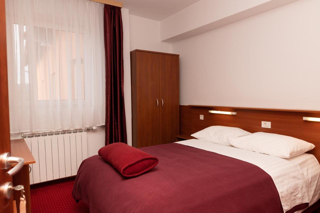 Hotel Mirni Kutak Otocac Exterior photo