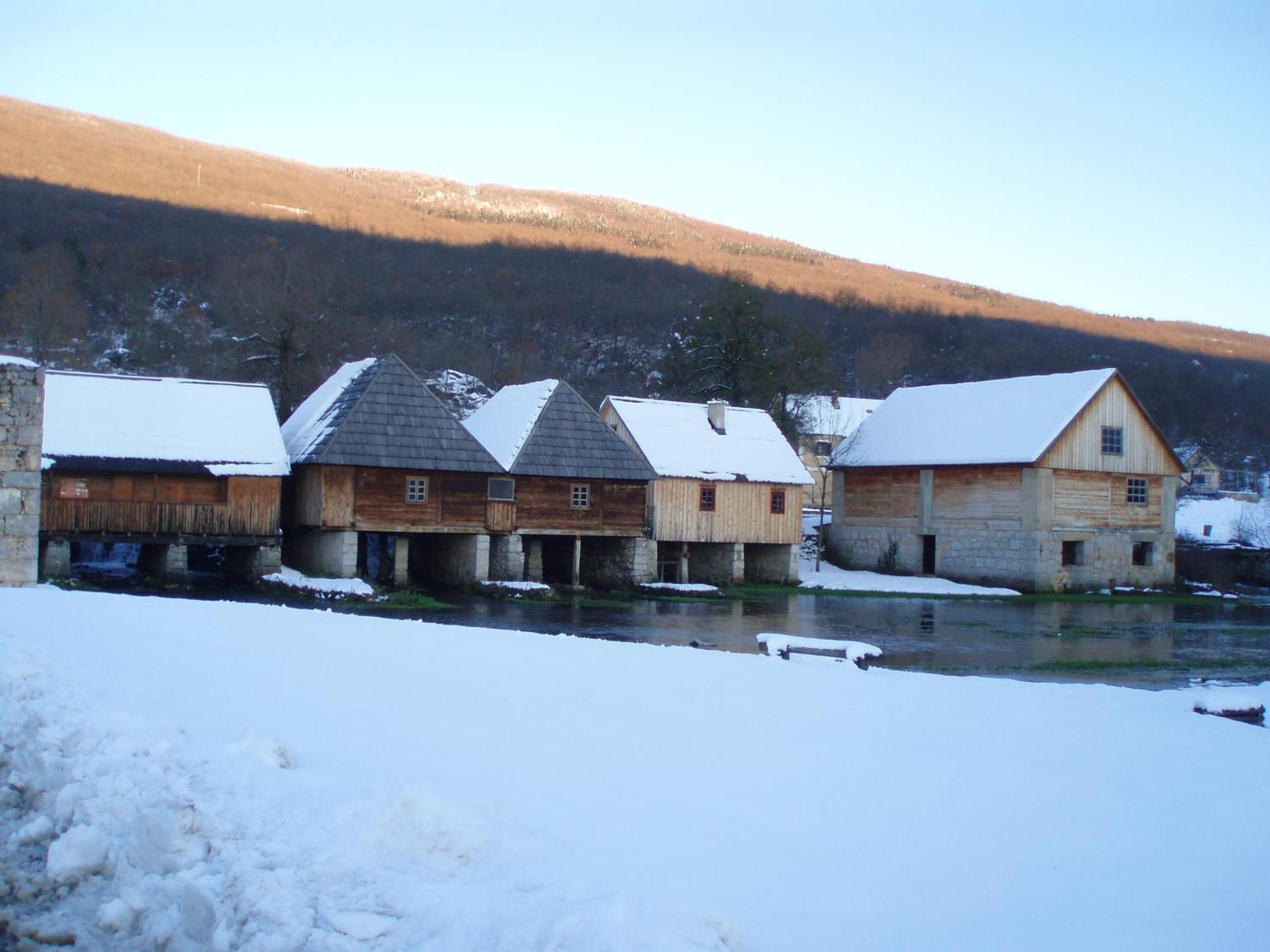 Hotel Mirni Kutak Otocac Exterior photo